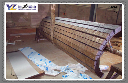 大型磁選機(jī)，發(fā)揮大型磁選機(jī)的優(yōu)越性我們?cè)撛趺醋?？_鐵礦選礦磁選機(jī)磁選的重要依據(jù)大講解磁場(chǎng)一般為多少_磁塊如何排列 